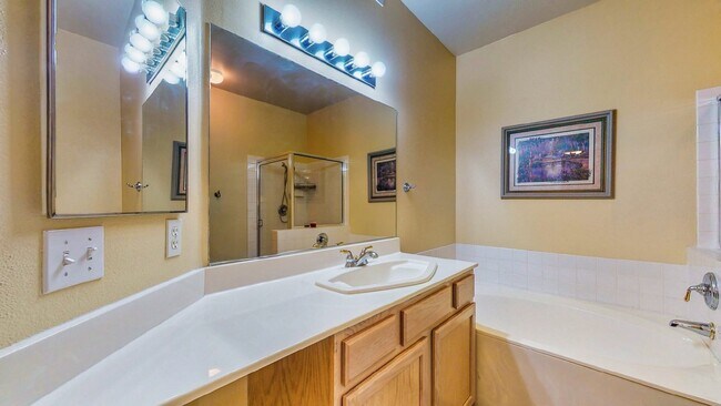 Building Photo - Experience Las Vegas in style and comfort with this beautiful first-floor 3-bedroom condo