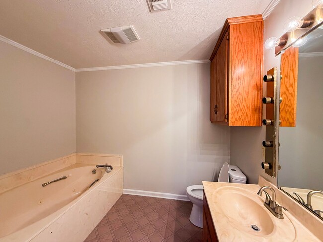 Building Photo - Newly repainted 3-bedroom, 2-bath home