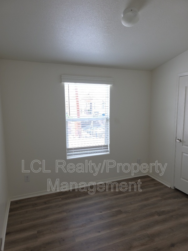 Building Photo - 407 W Sumner Ave