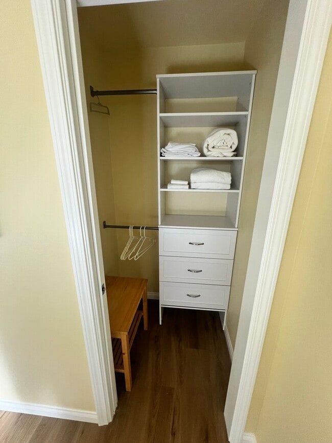 Building Photo - Ventura - Fully furnished one bedroom, one bath month to month rental!