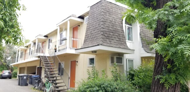 Building Photo - Charming 3 bed / 1 bath Apartment by Downtown