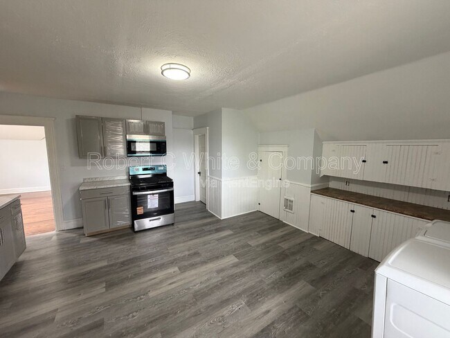 Building Photo - 28 Hull St