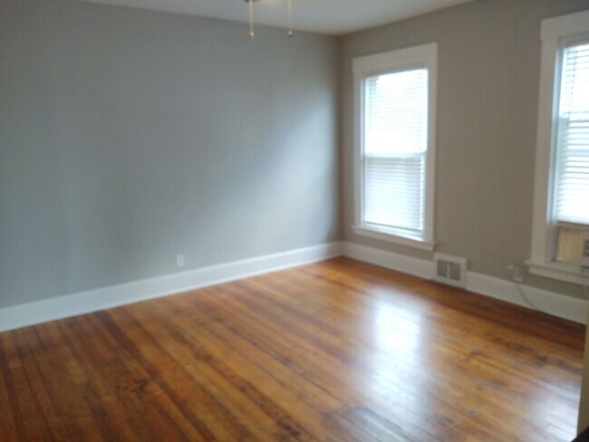 Building Photo - 611 N Perry St