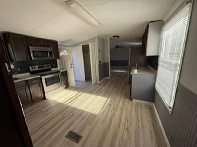 Building Photo - Private Setting/ Large Lot 3 bedroom 2 bath