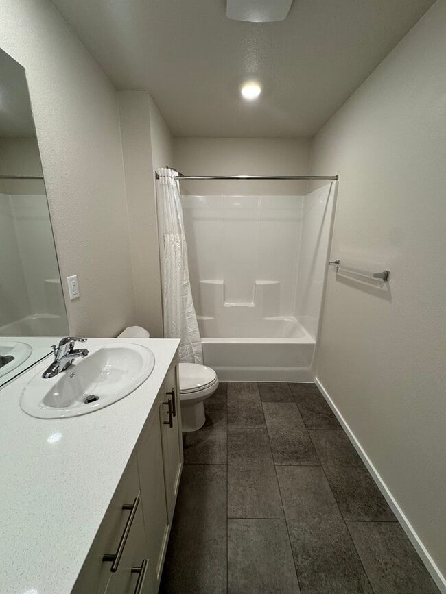 Building Photo - 5 bedroom House in Northeast Salem!