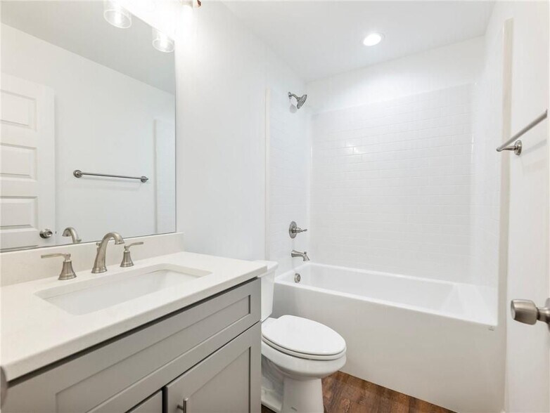 Building Photo - 8079 Beachwood Dr