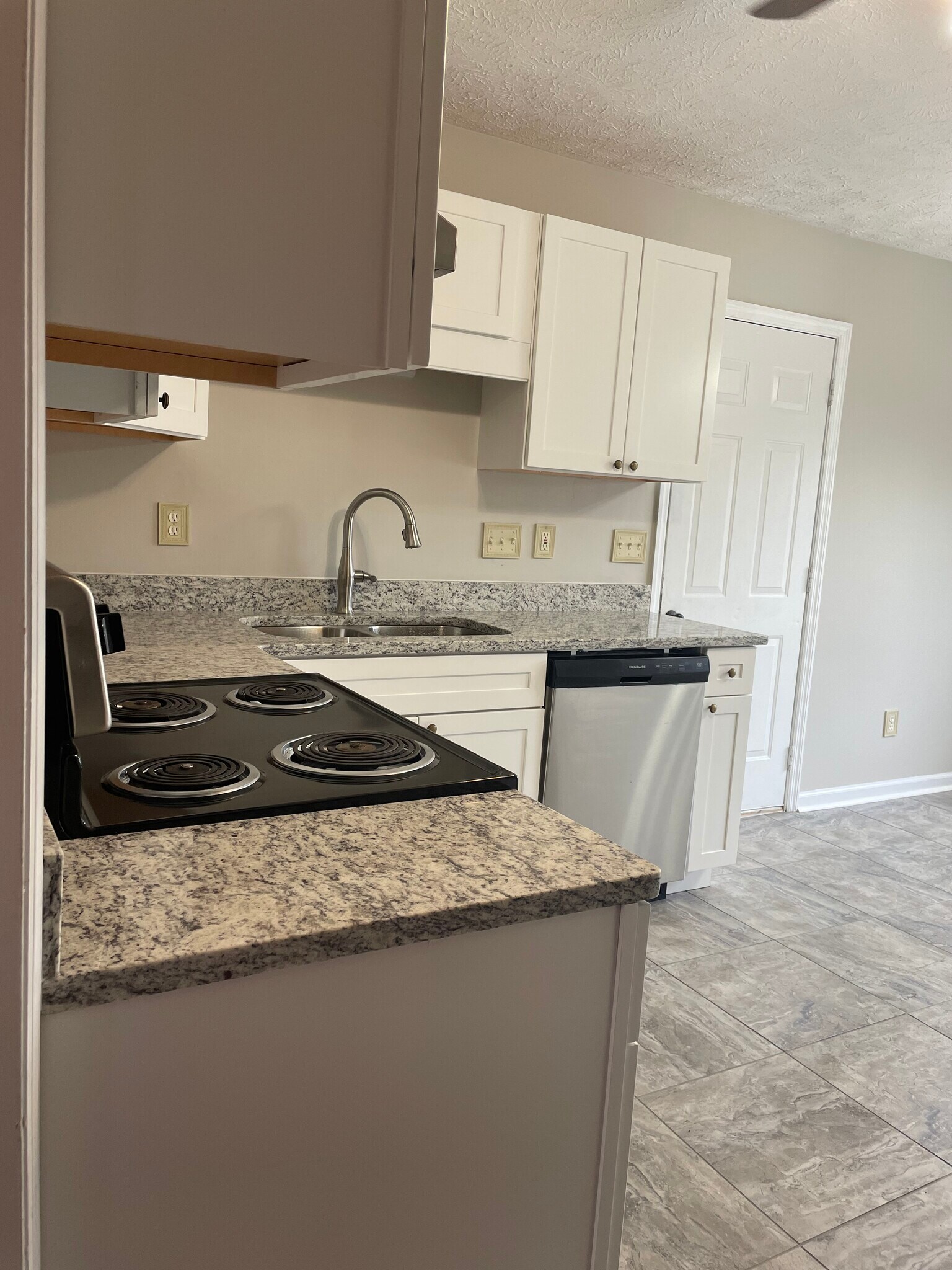 Building Photo - 122 Mosswood Dr