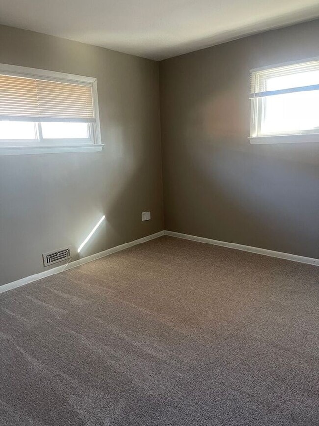 Building Photo - Luxury living at a great price!