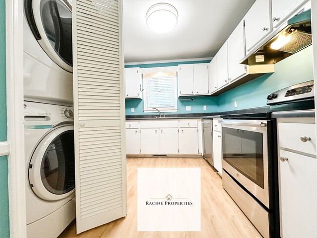 Building Photo - # Charming Townhouse in Desirable Greenvil...