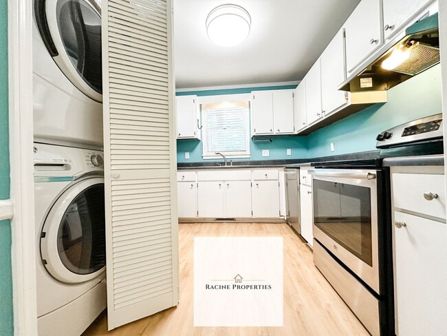 Building Photo - # Spacious Townhouse in Desirable Greenville Location