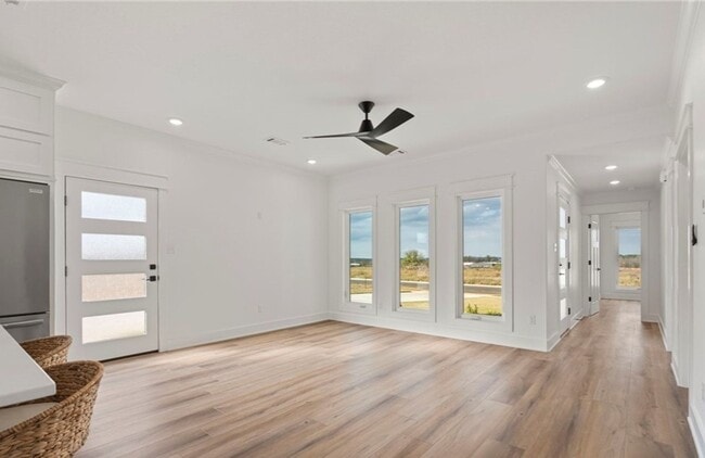 Building Photo - Lovely Modern Home-Three Bed/Three Bath/Up...