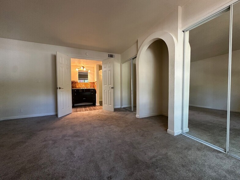 Building Photo - 2422 Larkspur Ln