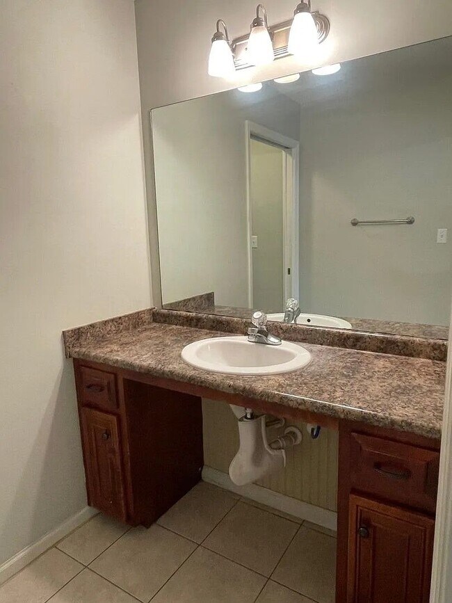 Building Photo - Spacious 2BD/2B Duplex in Hahira!