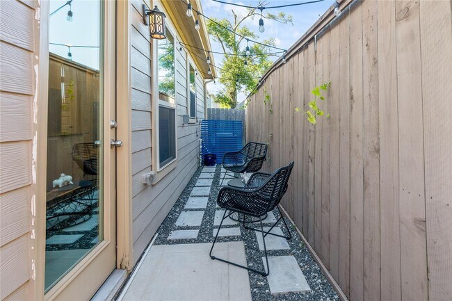 Building Photo - 1853 Commons Hill Ln