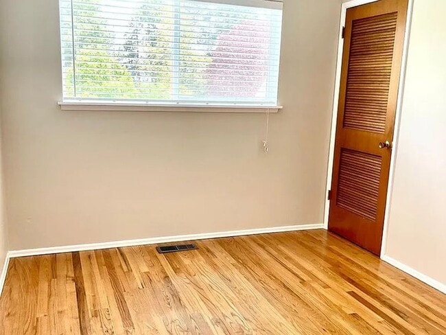 Building Photo - Beautiful Mid-Century four-bedroom Shoreline