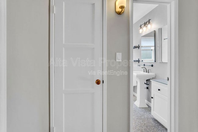 Building Photo - 4865 Lucille Pl