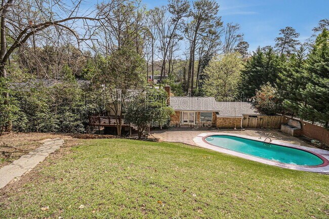 Building Photo - 2570 Northside Dr NW