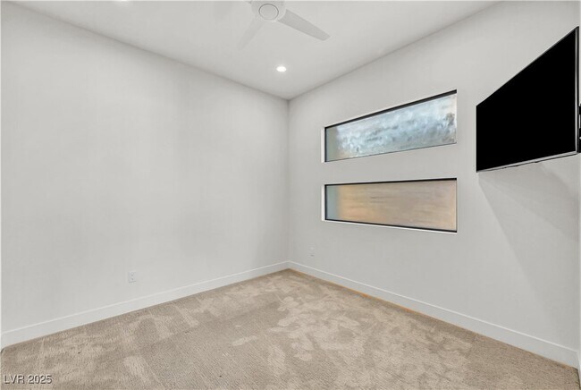 Building Photo - 68 Grey Feather Dr