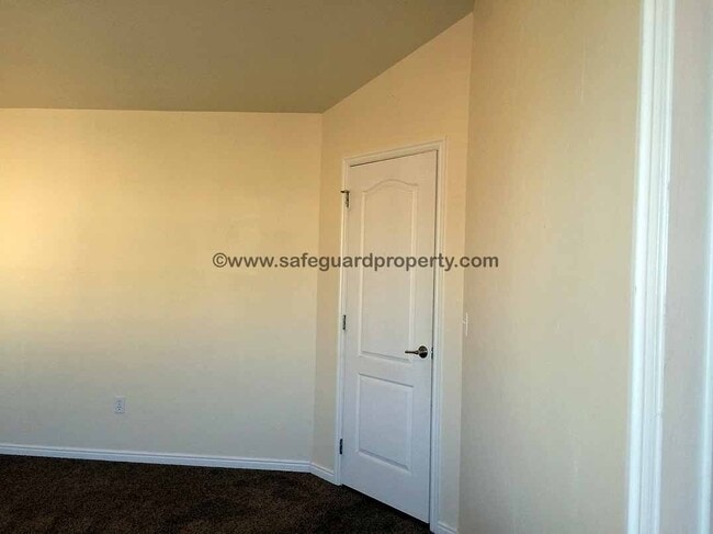 Building Photo - Spacious 3-Bedroom Townhome in Gated Draper Community