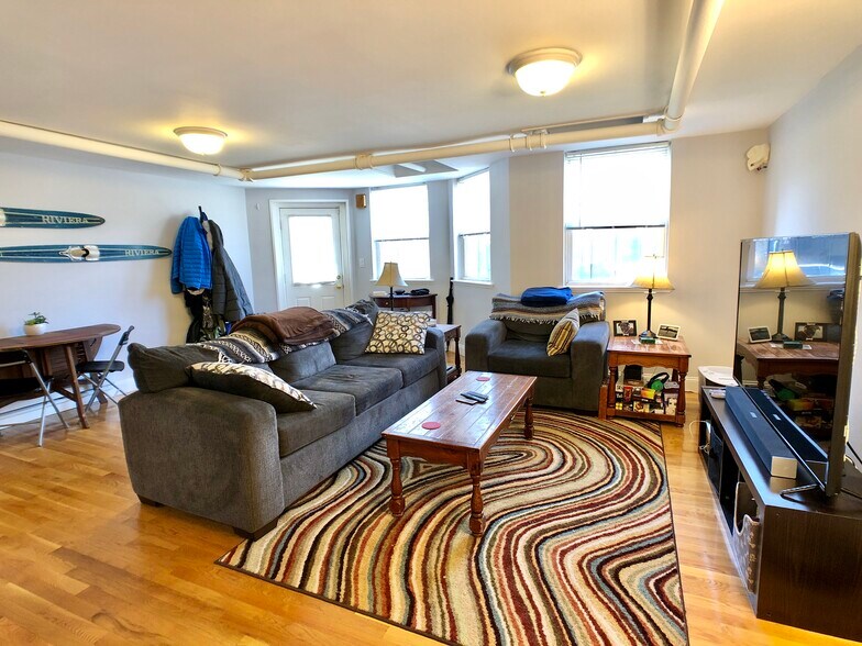 Building Photo - 592 Centre St