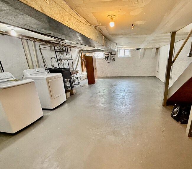 Building Photo - 1621 Christian St