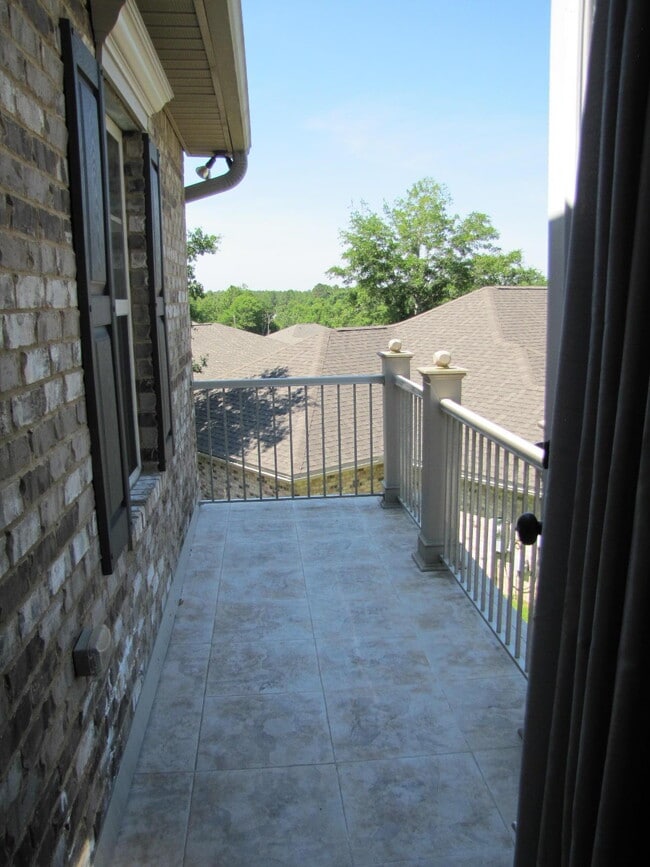 Building Photo - 411 Serene Ct