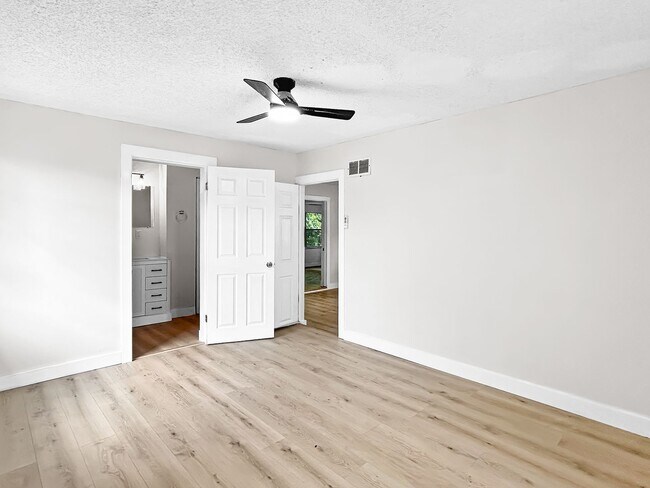 Building Photo - SECTION 8 ACCEPTED! Spacious Updated Home in St. Petersburg with a Large Backyard - 4bed | 2bed