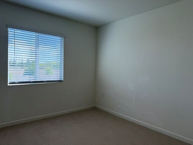 Building Photo - Newer 4 Bed / 2.5 Bath Home in Spring Lake | Owned Solar | Prime Location