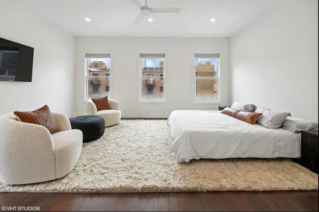 Building Photo - 215 N Green St