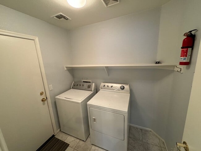 Building Photo - COZY HOME