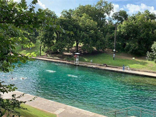 Building Photo - 900 S 1st St