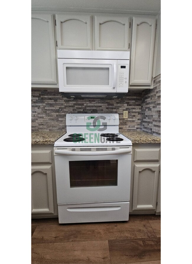 Building Photo - Now Available! Spacious 3 Bedroom, 2 Bathroom Home.