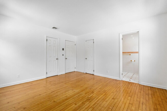 Building Photo - 115 Stonehedge Dr N