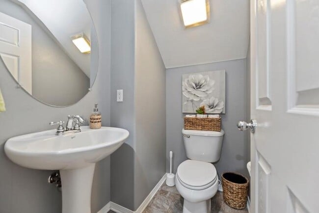 Building Photo - Beautiful 3 bedroom townhouse available fo...