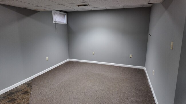 Building Photo - Spacious 2-Bed Townhome with Finished Basement, Pond View & Attached Garage in Fairfield