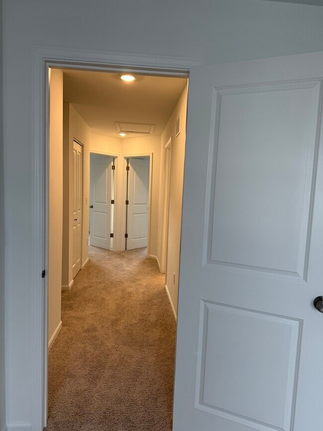 Building Photo - 302 Kingsport Dr