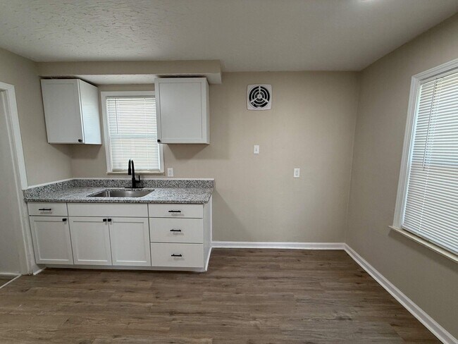 Building Photo - Renovated 3-Bedroom Home – We Welcome Sect...