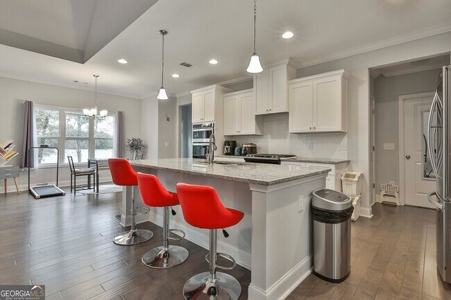 Building Photo - 405 Lakeview Way