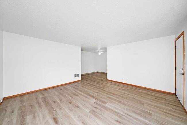 Building Photo - 3 bedroom 2 bath townhouse downtown Hillsboro!