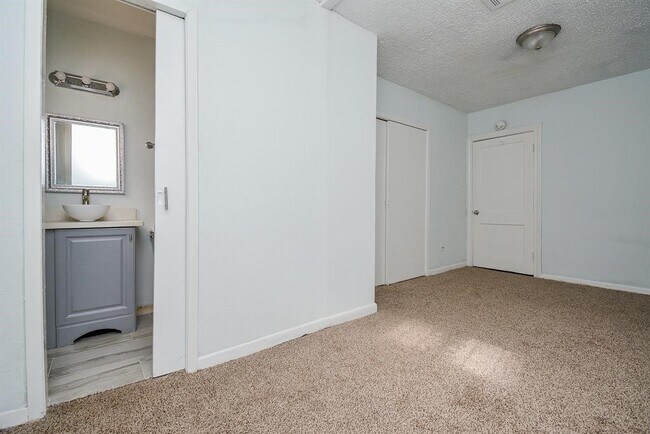 Building Photo - 917 Defender St