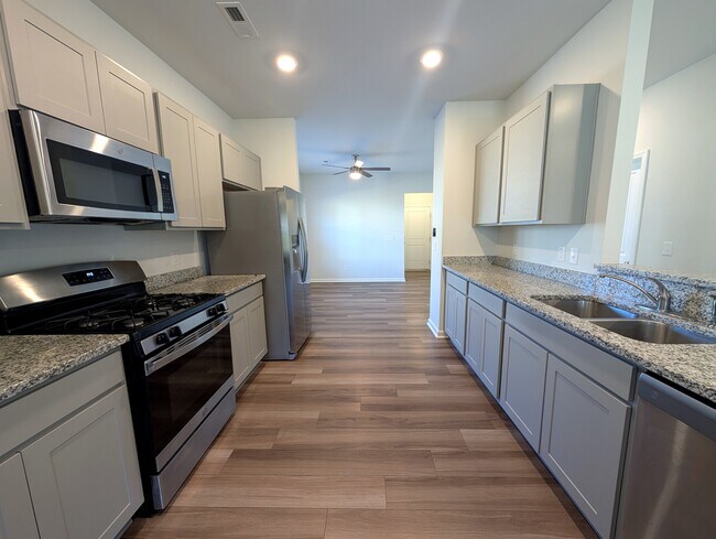Building Photo - 2298 Beechwood Vw Dr
