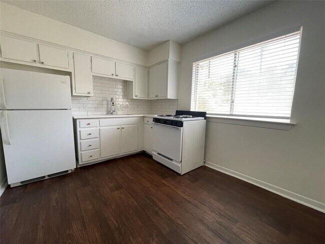 Building Photo - 3106 Duval St