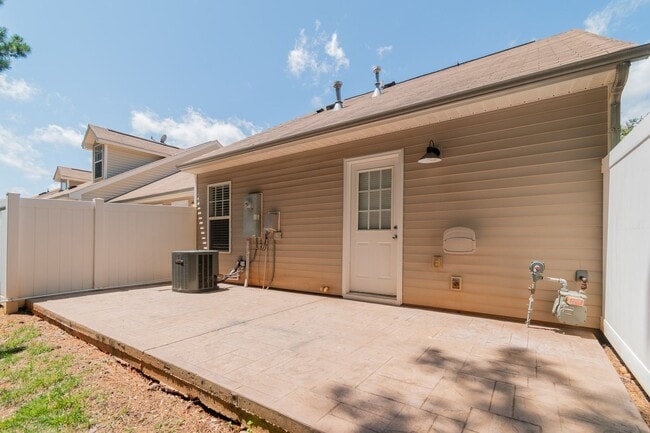 Building Photo - Charming End-Unit Townhome with Prime Loca...