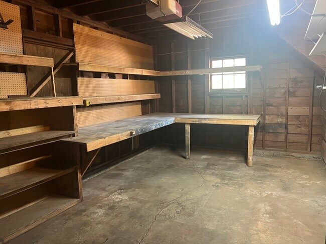 Building Photo - Spacious 2 Bed/ 1 Bath House For Rent!