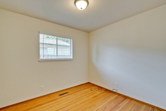 Building Photo - 1109 White Cliff Dr