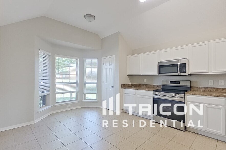 Building Photo - 2213 Wakecrest Dr