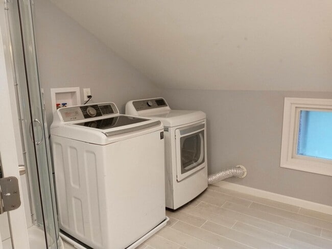 Building Photo - Beautiful renovated 4 beds 2 bath House in...