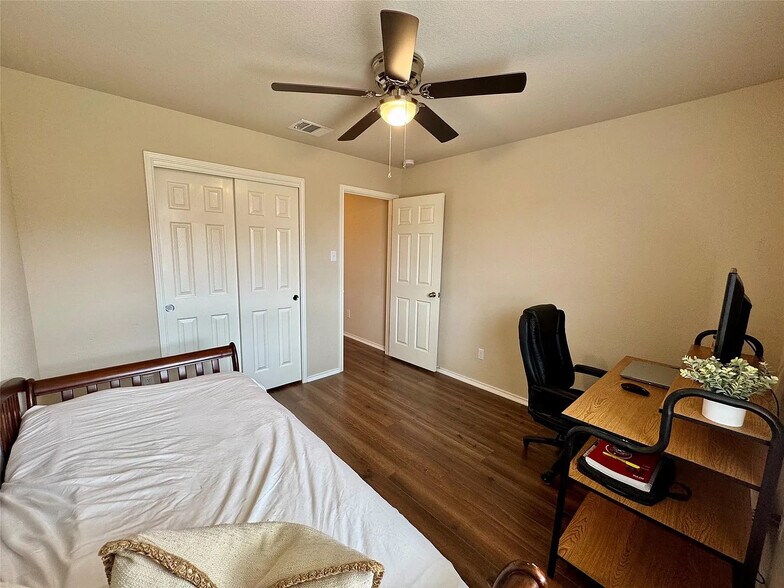 Building Photo - Room in House on Nottingham Loop