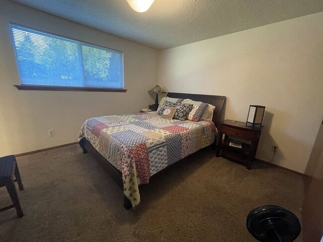 Building Photo - Lovely 3bed/2bath Ranch style home with HUGE private yard in a peaceful cul-de-sac!