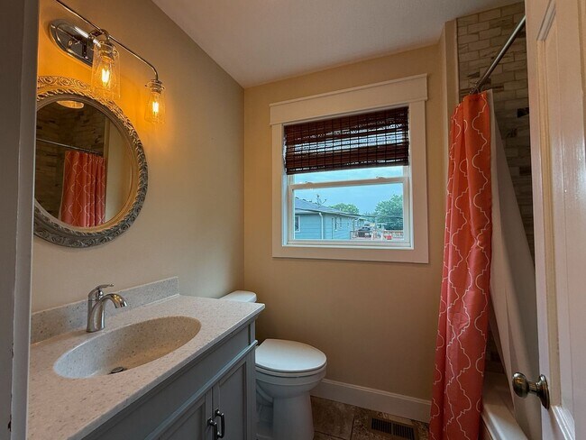 Building Photo - 4 bedroom 2.5 bath near Lake Shawnee
